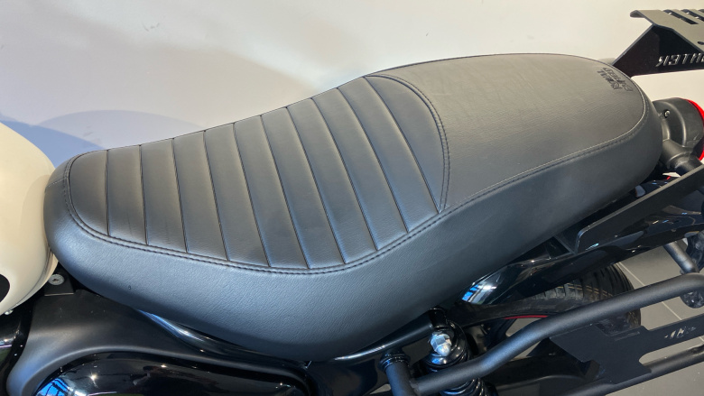 Royal Enfield Hntr 350 Rebel Red (23MY)